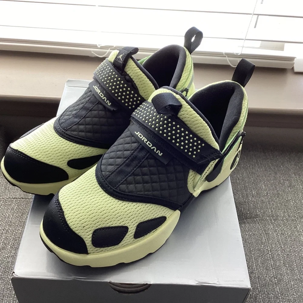 Jordan Trunner LX Sneaker (Women) 7.5M - Picture 2 of 13